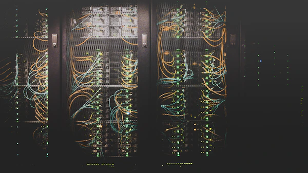 Corredor de um data center com racks de servidores iluminados